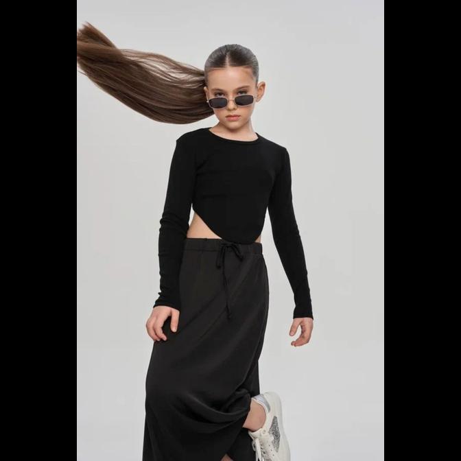 1040-25-25 Лонгслив в рубчик с прогнутым низом (цв. черный)